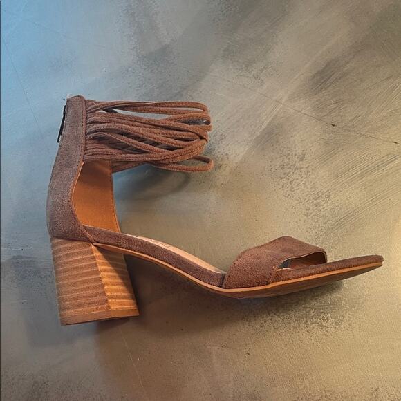 Mi. im Tan Suede Leather Stacked Heel Sandals. 7.5 - Picture 5 of 5